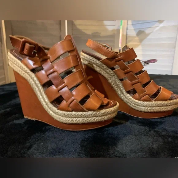 EUC!!!Christian Louboutin 💖wedges